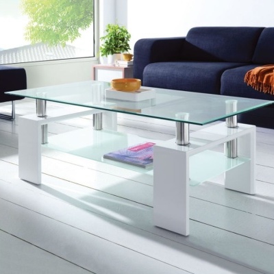Mesa de centro em vidro com base branca numa sala moderna