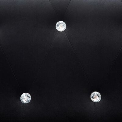Superfície preta aveludada com três botões brilhantes translúcidos em padrão triangular