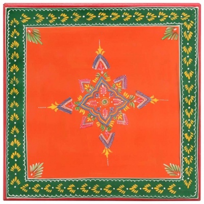 Lenço quadrado com padrão colorido central e borda floral verde e vermelha
