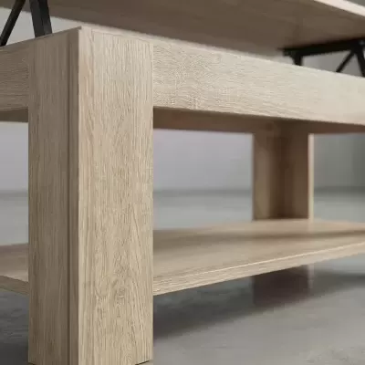 Mesa de apoio de madeira clara com pernas retas e estrutura metálica preta