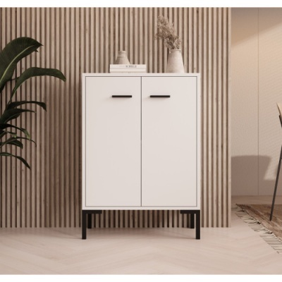 Armário branco com portas, puxadores pretos e decoração em ambiente moderno