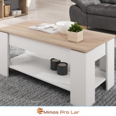 Mesa de centro branca com tampo em madeira clara, decorada com vasos e objetos, em sala com tapete e sofá cinzento