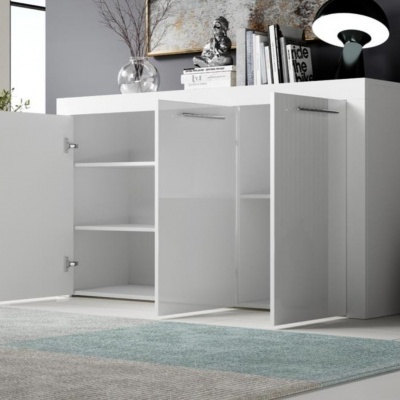 Móvel de armazenamento branco com três portas numa sala moderna