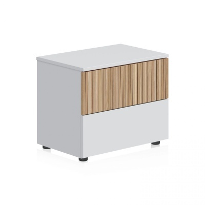 Mesa de cabeceira branca com gaveta de madeira clara e pés pretos