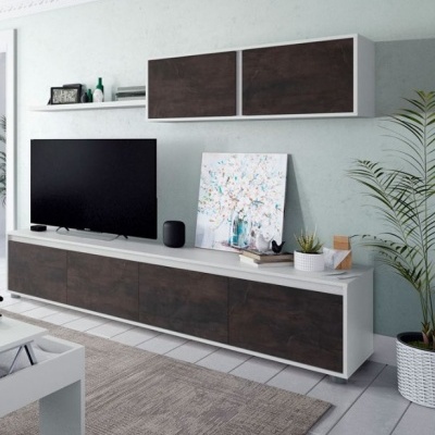 Móvel de sala de estar branco com portas castanho-escuras, televisão, decoração e plantas