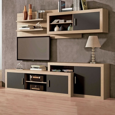 Móvel modular sala em madeira clara e preto com TV, livros, decoração e lâmpada