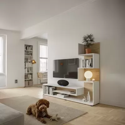 Móvel de televisão branco e madeira clara com prateleiras e decoração