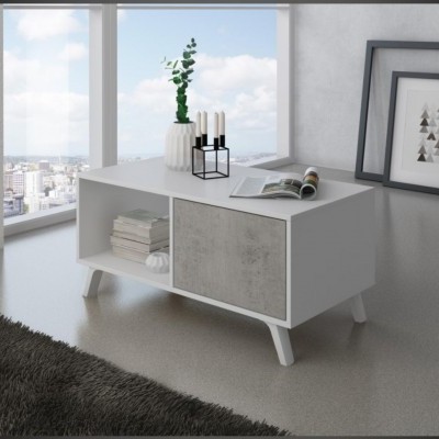 Mesa de centro branca com porta cinza e decoração, em ambiente moderno com vista urbana