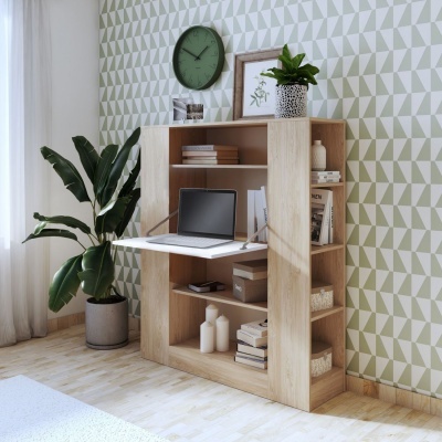 Secretária moderna em madeira clara com prateleiras, laptop fechado, relógio e planta, papel de parede geométrico verde e branco