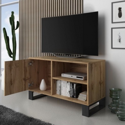 Móvel em madeira clara com televisão e decoração minimalista