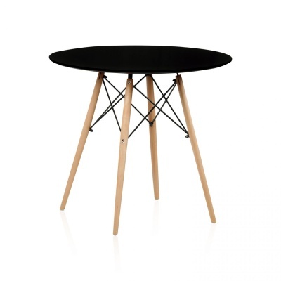 Mesa redonda preta com pernas de madeira clara e suportes metálicos pretos