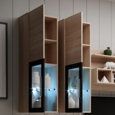 Armários de parede em madeira clara com portas em vidro preto iluminadas