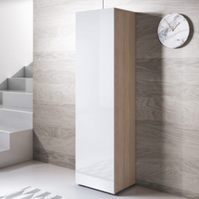 Armário alto branco lacado com laterais de madeira clara junto a parede de madeira e relógio de mármore
