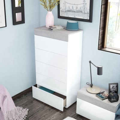 Cômoda branca com tampo cinza e decoração num quarto com paredes azuis