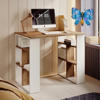 Secretária de escritório branca com prateleiras em madeira clara num quarto iluminado ao lado de janela