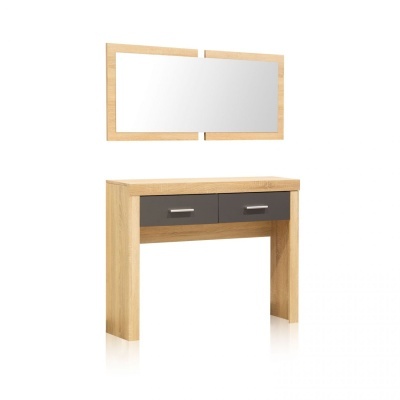 Comoda de madeira clara com duas gavetas cinzentas e espelho retangular com moldura de madeira.