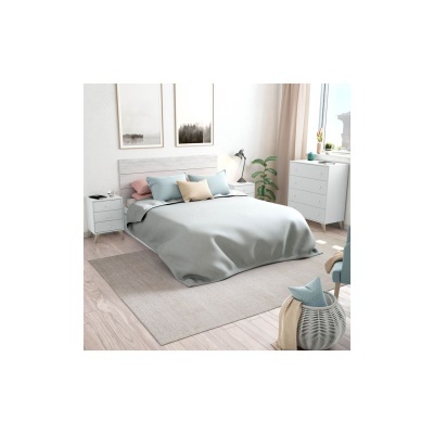 Quarto com cama de madeira clara, roupa de cama cinza e almofadas coloridas