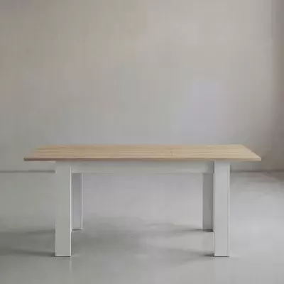 Mesa retangular com tampo madeira clara e pernas brancas