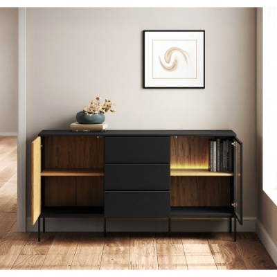 Aparador preto com portas em vidro e interior de madeira iluminado