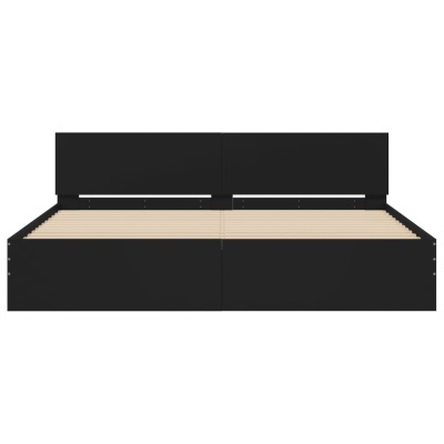 Cama de casal preta com cabeceira retangular e ripas de madeira clara