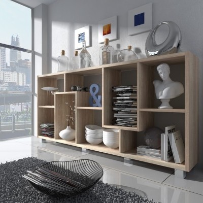 Estante de madeira clara com objetos decorativos numa sala moderna com janelas grandes.