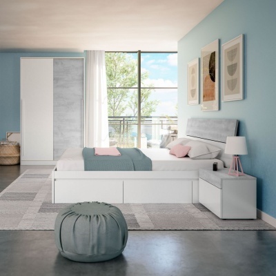 Quarto moderno com cama branca, colcha azul, almofadas rosa e cinza, pufe verde e parede azul com quadros