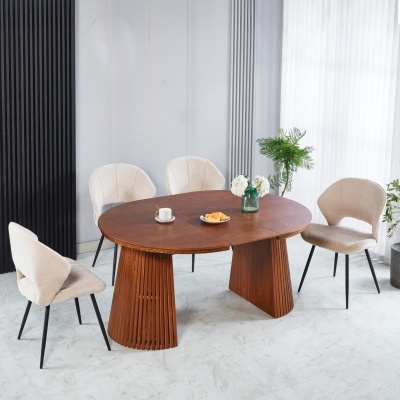 Mesa de jantar oval em madeira com cadeiras estofadas bege num ambiente interior minimalista