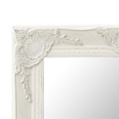 Moldura branca ornamentada com espelho