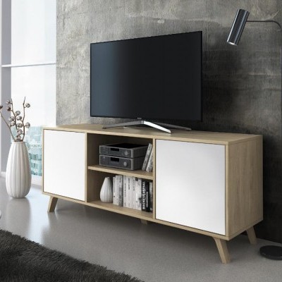 Móvel TV em madeira clara com portas brancas numa sala moderna