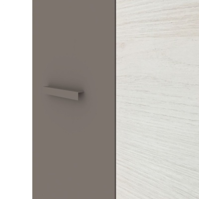 Porta de armário cinzenta com puxador e superfície de madeira clara ao lado