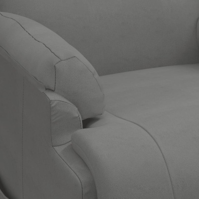 Sofá cinza claro em tecido com almofada solta