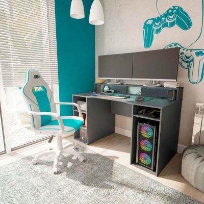 Cadeira de escritório branca e azul claro ao lado de mesa de computador cinzenta com computador e decoração de parede temática de videojogos