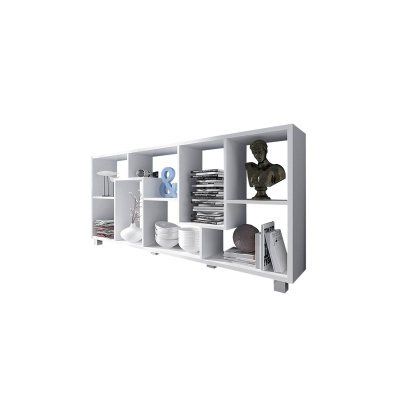 Estante branca de parede com livros e objetos decorativos em fundo branco.