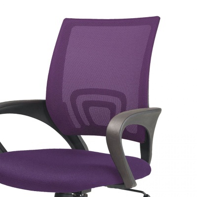 Cadeira de escritório roxa com encosto em malha e braços em plástico