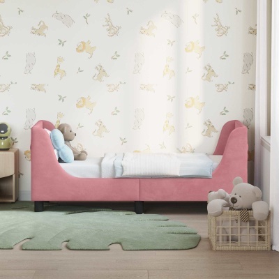 Cama infantil rosa com papel de parede de animais e brinquedos de peluche