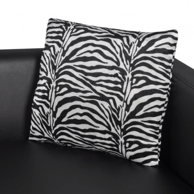 Almofada com padrão zebra em sofá preto
