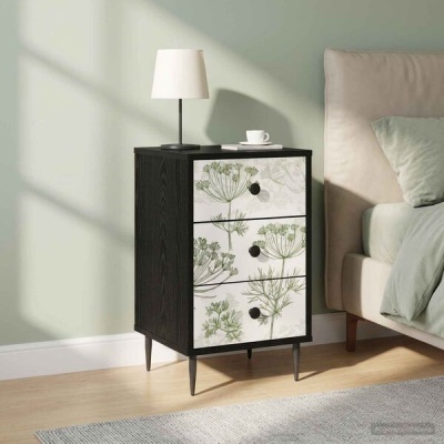 Mesa de cabeceira preta com três gavetas decoradas com padrão floral verde junto a cama cinza