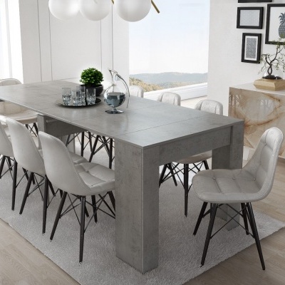 Mesa de jantar cinza com cadeiras estofadas cinza claro em sala luminosa