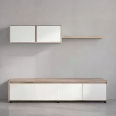 Conjunto de móveis para sala com madeira clara e portas brancas, parede cinza ao fundo