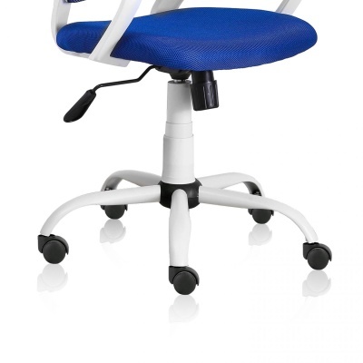 Cadeira de escritório azul com base branca e rodas pretas