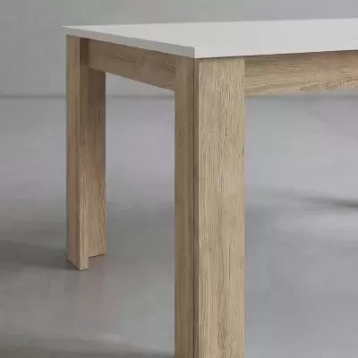 Mesa de canto de madeira clara com tampo branco