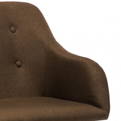 Cadeira estofada castanha com braços e dois botões no encosto