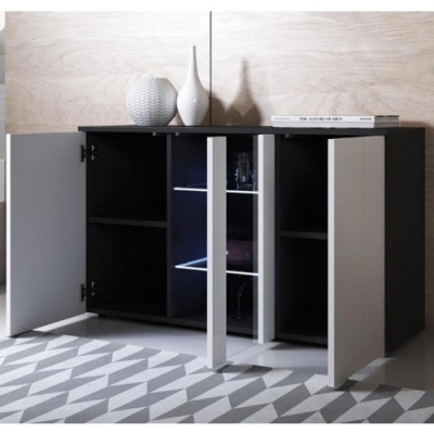 Móvel preto com portas cinzentas e branca central aberta com prateleiras de vidro iluminadas, vasos brancos e livro num ambiente minimalista