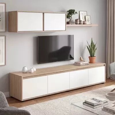 Móvel de sala moderno em madeira clara e branco com decoração e televisão