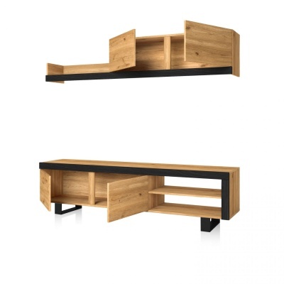 Conjunto de mobiliário em madeira clara com detalhe preto, estante de parede e móvel de apoio.