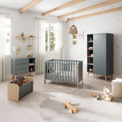 Quarto de bebé moderno com móveis cinza e madeira clara, brinquedos no chão e decoração colorida na parede.