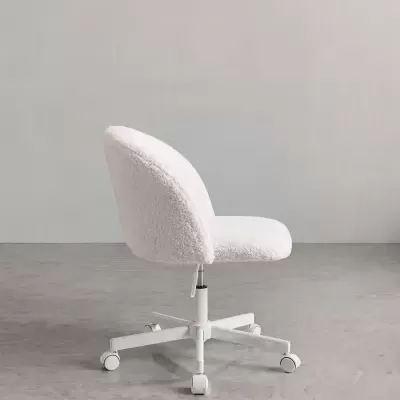 Cadeira de escritório branca estofada com rodízios num ambiente minimalista.