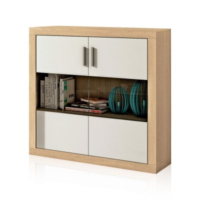 Móvel de arrumação em madeira clara com portas brancas e prateleira central aberta