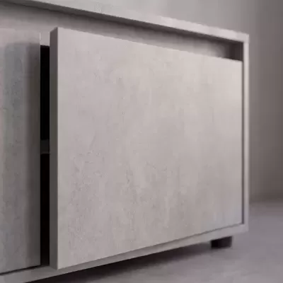 Móvel cinzento com porta entreaberta