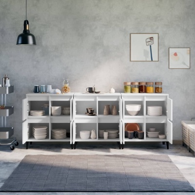 Móvel branco de cozinha com loiça e frascos, pendente preto e tapete cinza num ambiente moderno.